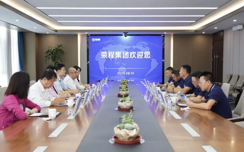 新疆生產(chǎn)建設(shè)兵團(tuán)第十四師昆玉市黨委常委、副師長(zhǎng)王鑫到訪榮程集團(tuán)